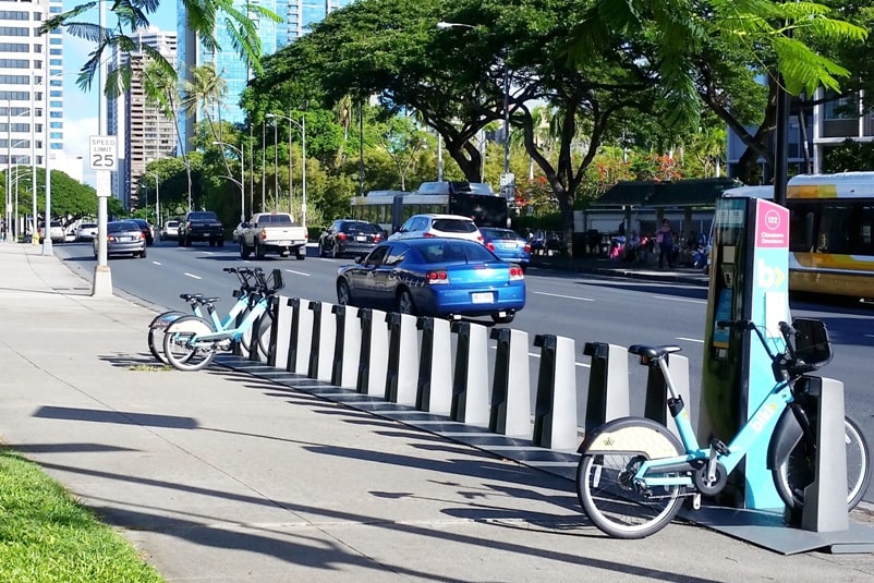 2 weeks in Oahu Hawaii itinerary - getting around Oahu without a car on a budget - bike sharing in honolulu. Hawaii travel blog