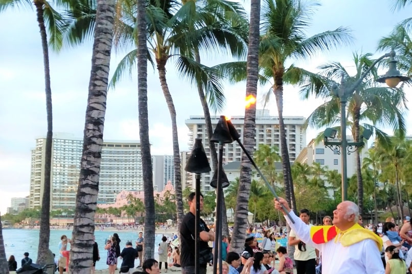 Things to do in Honolulu Hawaii. Things to do in Oahu. free waikiki hula show. hawaii travel blog