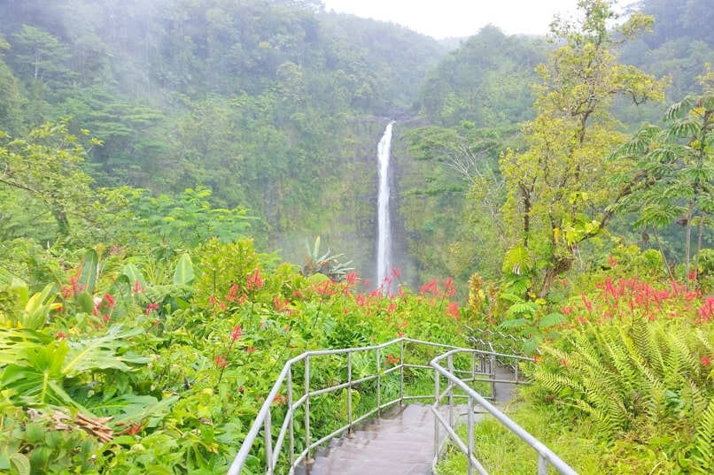 Hawaii state parks on the Big Island - Akaka Falls state park waterfalls, hiking trail, nature path. Places to visit on Big Island. Hawaii travel blog