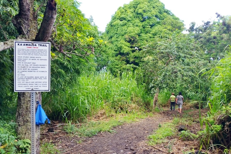 Captain Cook monument hike trailhead to get to Captain Cook hiking trail. Where to park for kaawaloa trail. Big Island Hawaii travel blog