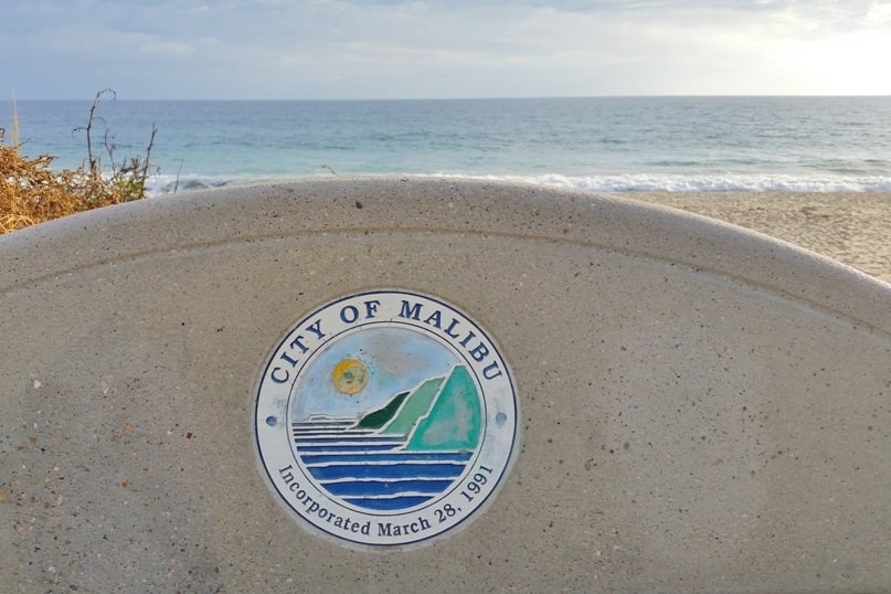 Day trip to Malibu without a car. How to spend one day in Malibu itinerary from Santa Monica or from LA Los Angeles. Getting around Malibu by bus. Pacific Coast Highway PCH. California travel blog
