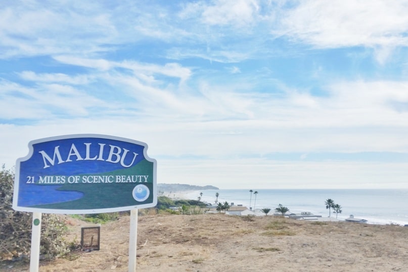 Day trip to Malibu without a car. How to spend one day in Malibu itinerary from Santa Monica or from LA Los Angeles. How to see Malibu sign from LA without a car. Pacific Coast Highway PCH. California travel blog