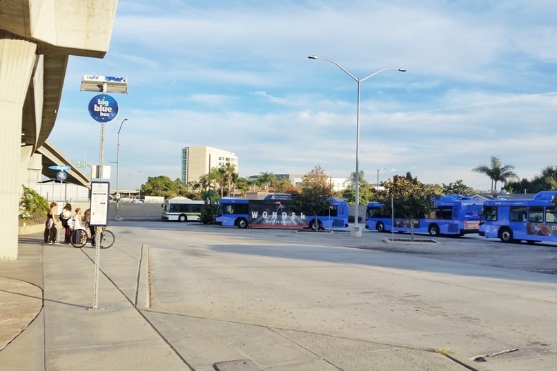 Los Angeles Airport LAX to Santa Monica bus stop from aviation metro station greenline. how to ride the big blue bus in LA. public transportation in LA. California travel blog