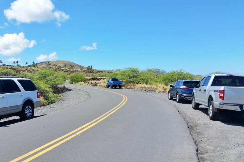 Puu Kuili hike - how to get there to start of trail. Kua Bay parking lot at Kekaha Kai state park. Big Island Hawaii travel blog