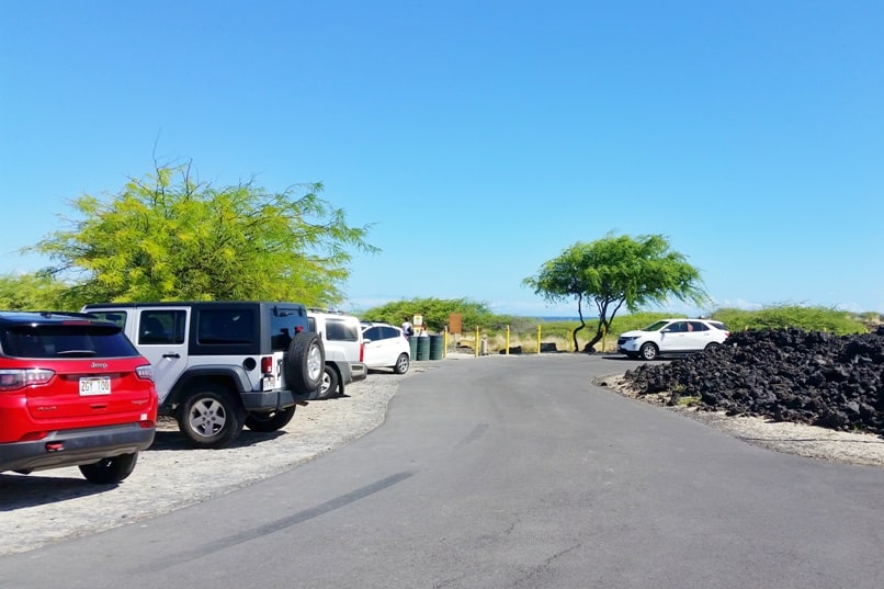 Puu Kuili hike - how to get there to start of trail. Kua Bay parking lot at Kekaha Kai state park. Big Island Hawaii travel blog