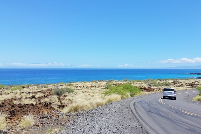 Puu Kuili hike - how to get there to start of trail. Kua Bay scenic drive road at Kekaha Kai state park. Big Island Hawaii travel blog