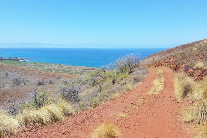 Puu Kuili hike trail to Makalawena Beach trail in Kekaha Kai State Park. Best hikes in Kona. Big Island Hawaii travel blog