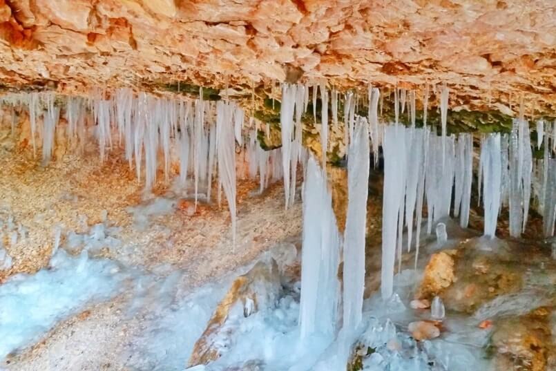 Arizona Utah road trip itinerary with Southwest US national parks. Best things to do in winter in Bryce Canyon National Park: mossy cave trail icicles. United States travel blog