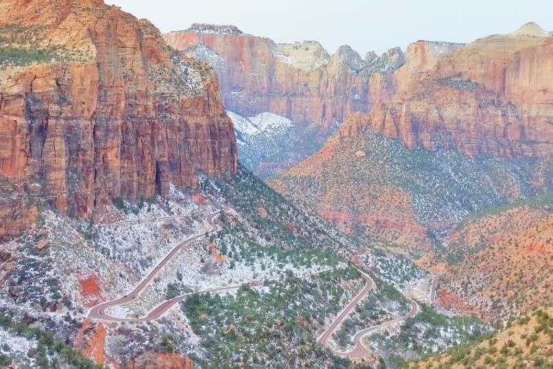 Arizona Utah road trip itinerary with Southwest US national parks. Best things to do in winter in Zion National Park: Canyon overlook hiking trail day hike. United States travel blog