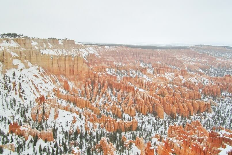 Bryce Point in winter. best things to do for scenic viewpoints to see bryce amphitheater in bryce canyon national park in winter. Utah travel blog
