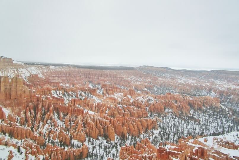 Bryce Point in winter. best scenic viewpoints to see hoodoos in bryce amphitheater in bryce canyon national park in winter. Utah travel blog