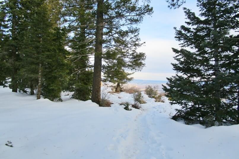 Farview Point to Piracy Point in winter. Best short and easy winter hikes in Bryce Canyon. Best viewpoints in Bryce Canyon National Park drive. Utah travel blog