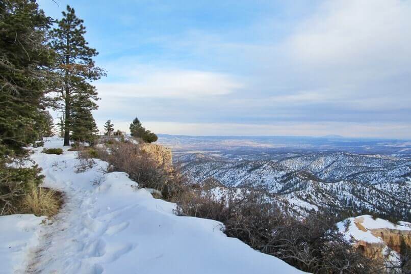 Farview Point to Piracy Point in winter. Best short and easy winter hikes in Bryce Canyon. Best viewpoints in Bryce Canyon National Park drive. Utah travel blog