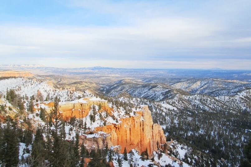 Farview Point to Piracy Point in winter. Best short and easy winter hikes in Bryce Canyon. Best viewpoints in Bryce Canyon National Park drive. Utah travel blog