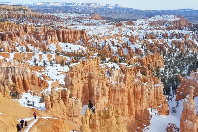 Sunset Point photo spot on short hike down navajo loop trail, winter in Bryce Canyon National Park. Utah travel blog