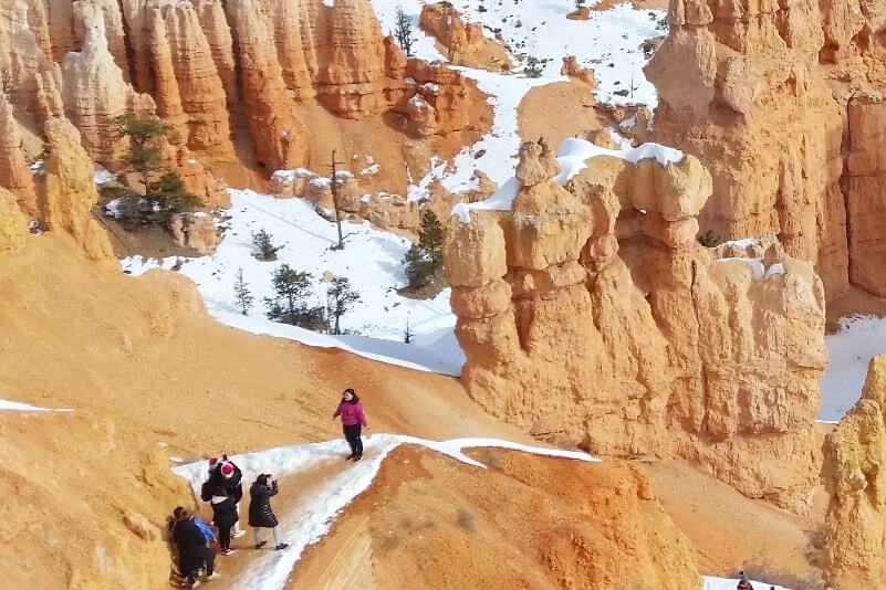 Sunset Point photo spot on short hike down navajo loop trail, winter in Bryce Canyon National Park. Utah travel blog