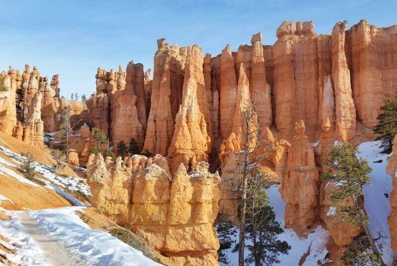 Sunset Point to Navajo Loop Trail to Queens Garden Trail, hiking in winter. hikes from Sunset Point, Bryce Canyon National Park. Utah travel blog