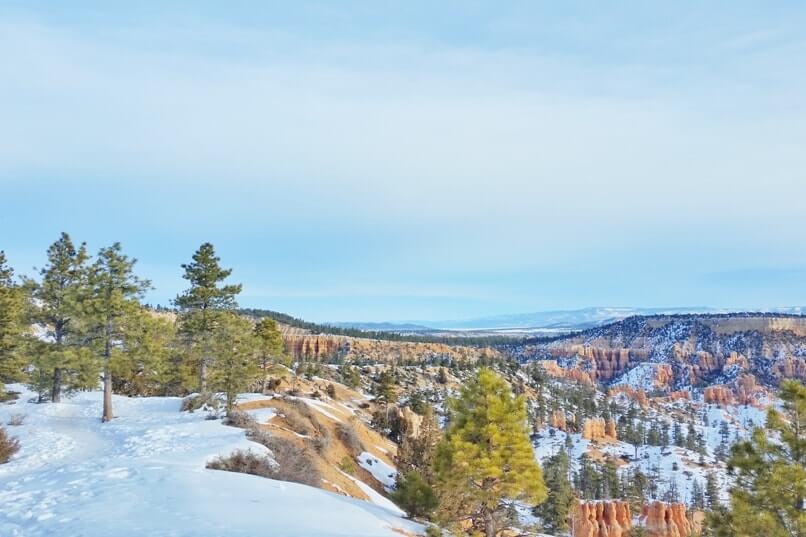 Sunset Point to Sunrise Point to Fairyland Point, in winter on Rim Trail, Bryce Canyon National Park. Utah travel blog