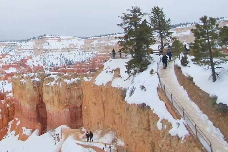 Sunset Point overlook in winter. what to wear in bryce canyon national park in winter. Utah travel blog