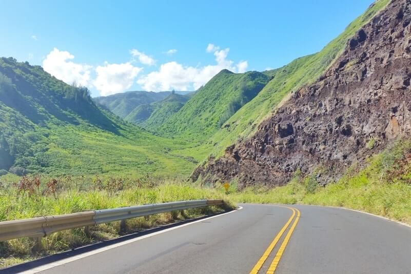 Driving to olivine pools, kahekili highway in West Maui. Hawaii travel blog