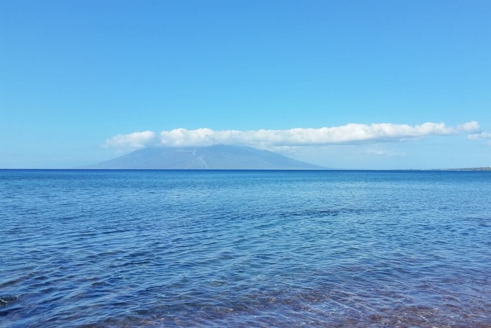 Oneuli beach - island views. Makena State Park. Hawaii travel blog