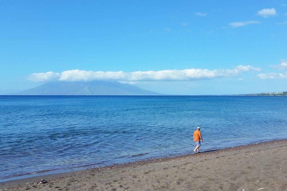 Oneuli beach - quiet beach in south Maui without crowds. Makena State Park. Hawaii travel blog