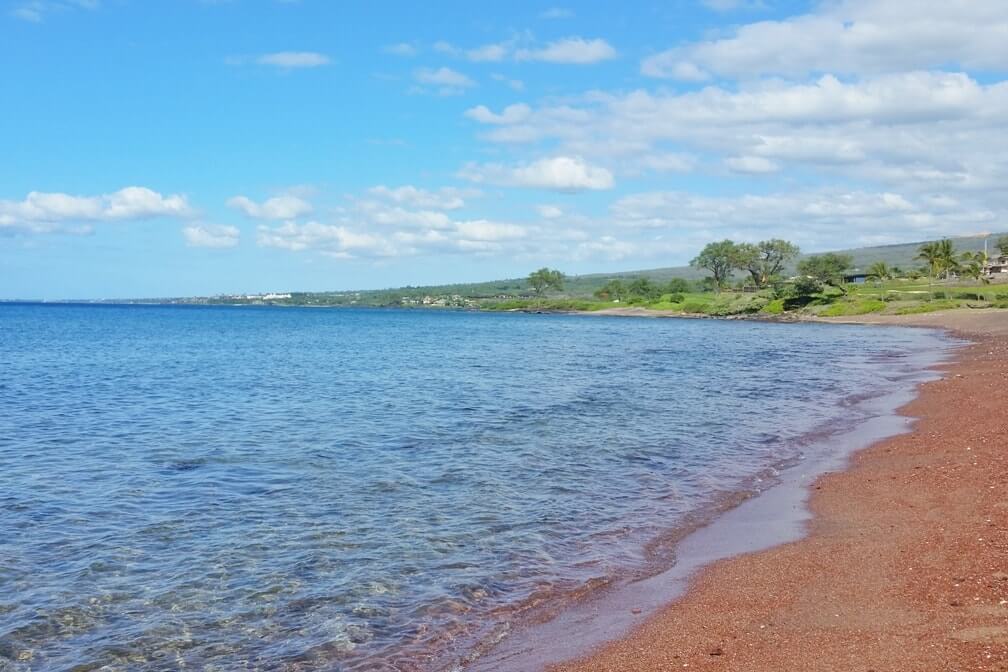 Oneuli beach - Where to see red sand in south Maui. Makena State Park. Hawaii travel blog