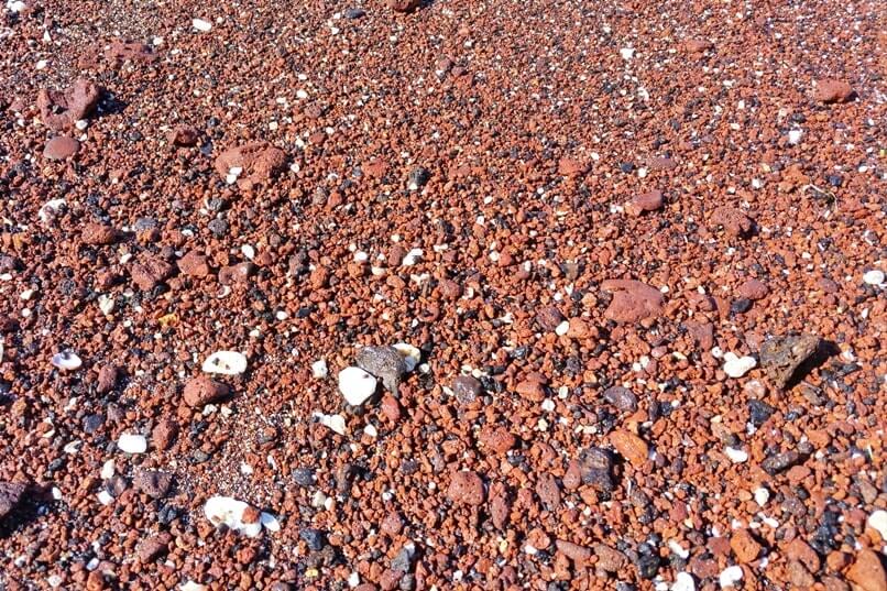 Oneuli beach - Where to see red sand in south Maui. Makena State Park. Hawaii travel blog