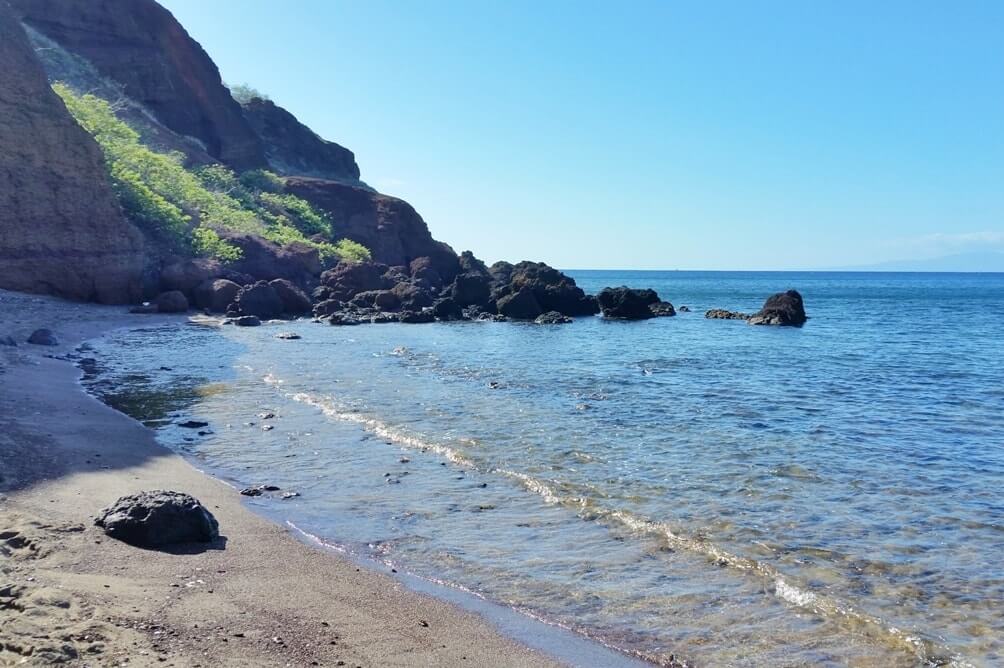 Oneuli beach - best snorkeling spots in south Maui. Makena State Park. Hawaii travel blog