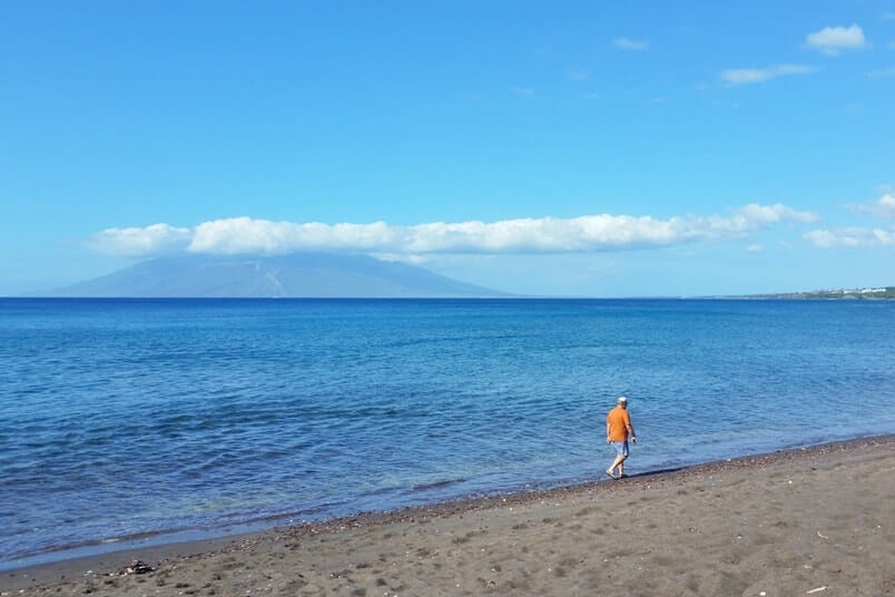 Black sand beach in Maui Hawaii: Oneuli beach. Maui Hawaii travel blog