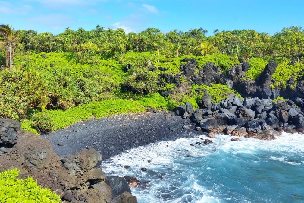 Black sand beach in Maui Hawaii: Waianapanapa coastal trail hike. Maui Hawaii travel blog