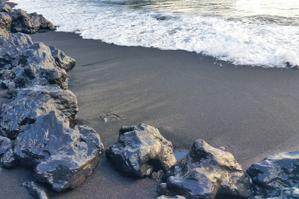 Best things to do in Maui Hawaii: Waianapanapa state park, black sand beach. Maui Hawaii travel blog