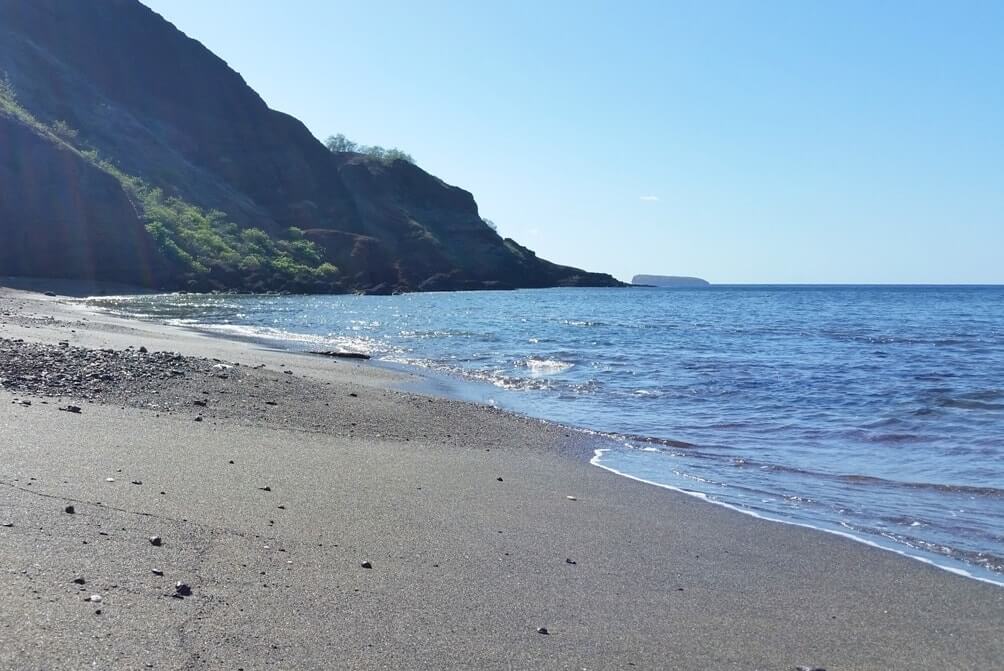 Best things to do in Maui Hawaii: Oneuli Beach. Maui Hawaii travel blog