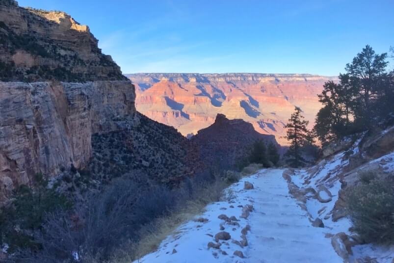 Arizona national parks in winter: snow in Grand Canyon national park in October, November, December, January, February, March, April. Arizona Utah road trip national park travel blog