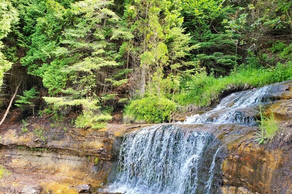 Munising to Marquette drive, things to do: alger falls roadside waterfalls. Lake Superior circle tour, UP road trip. Michigan travel blog
