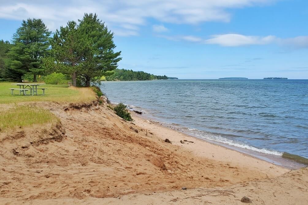 Munising to Marquette drive, things to do: bay furnace beach. Lake Superior circle tour, UP road trip. Michigan travel blog