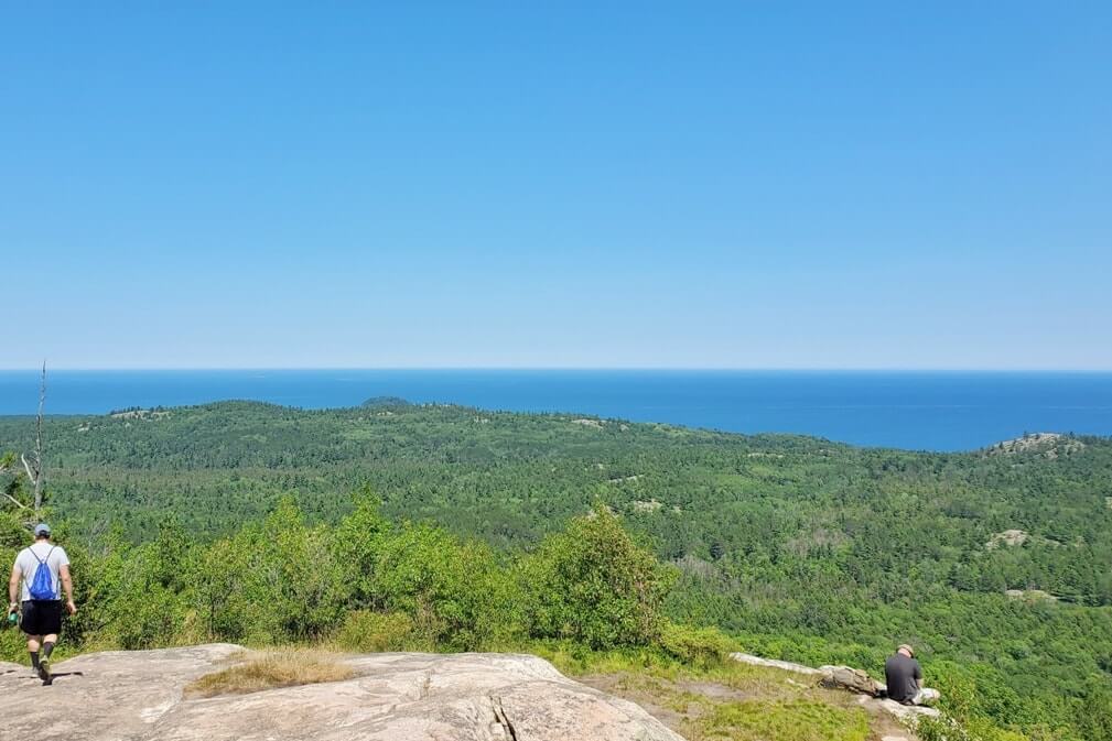 Munising to Marquette drive, things to do: Hogback mountain hike hiking trail. Lake Superior circle tour, UP road trip. Michigan travel blog