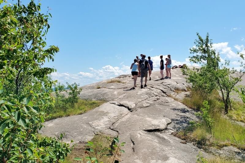 Munising to Marquette drive, things to do: Hogback mountain hike hiking trail. Lake Superior circle tour, UP road trip. Michigan travel blog