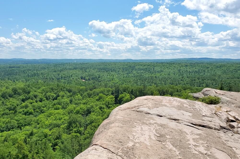 Munising to Marquette drive, things to do: Hogback mountain hike hiking trail. Lake Superior circle tour, UP road trip. Michigan travel blog