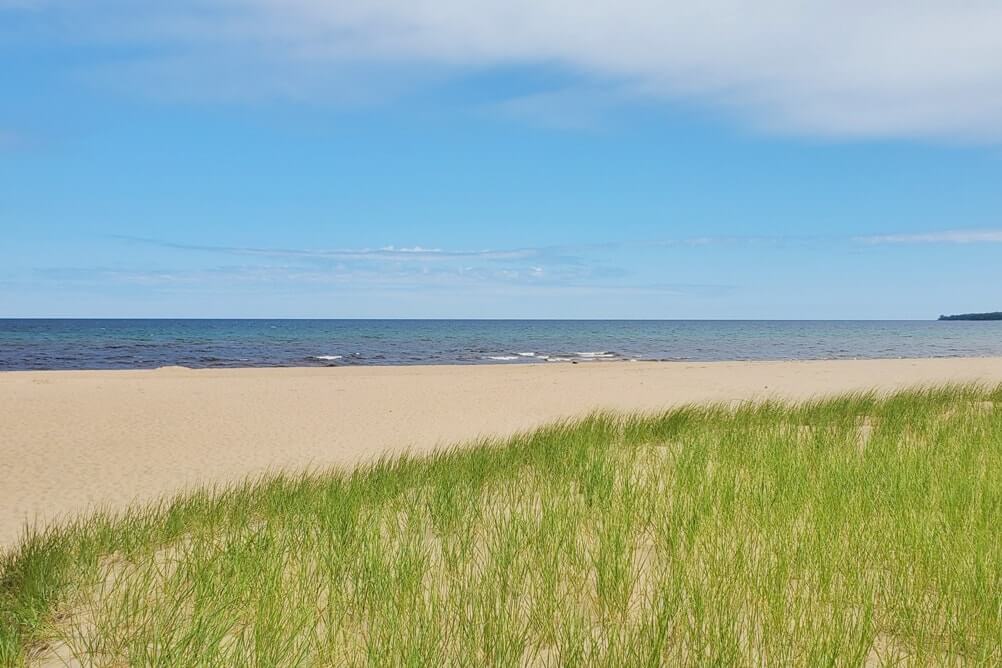 Munising to Marquette drive, things to do: lake superior scenic view, au train beach. Lake Superior circle tour, UP road trip. Michigan travel blog