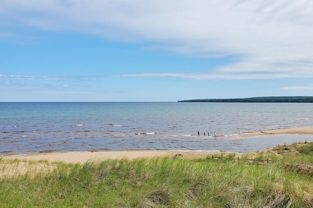 Munising to Marquette drive, things to do: lake superior scenic view, au train beach. Lake Superior circle tour, UP road trip. Michigan travel blog
