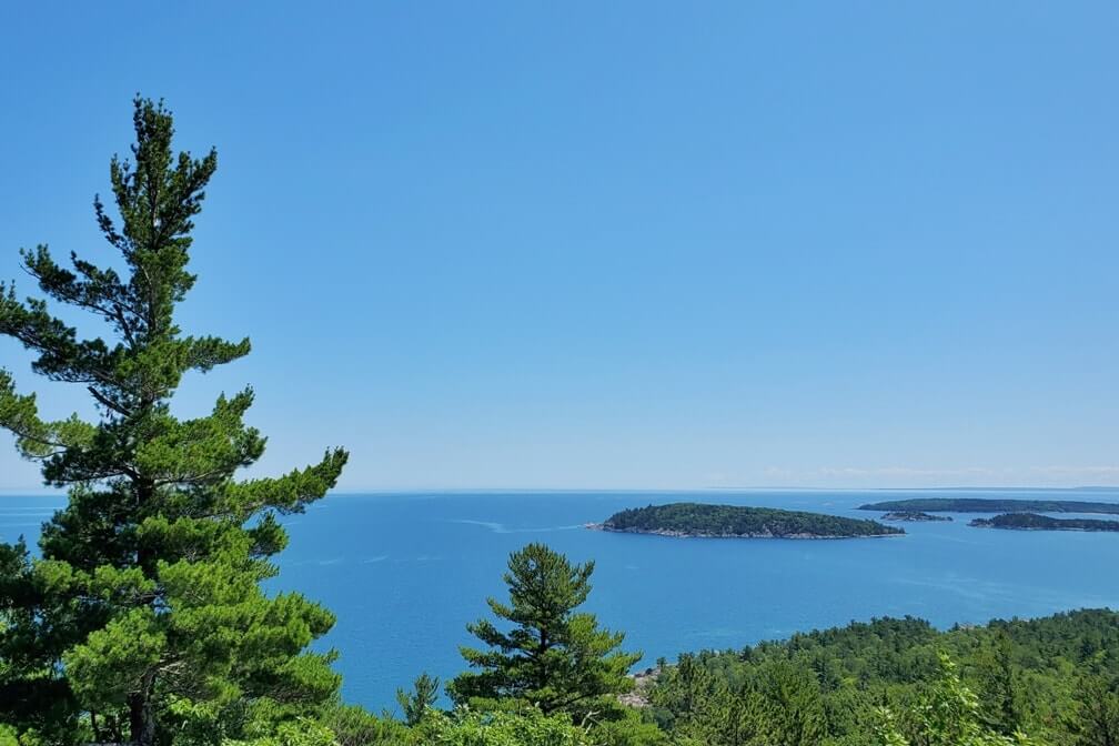 Munising to Marquette drive, things to do: Sugarloaf mountain hike hiking trail. Lake Superior circle tour, UP road trip. Michigan travel blog