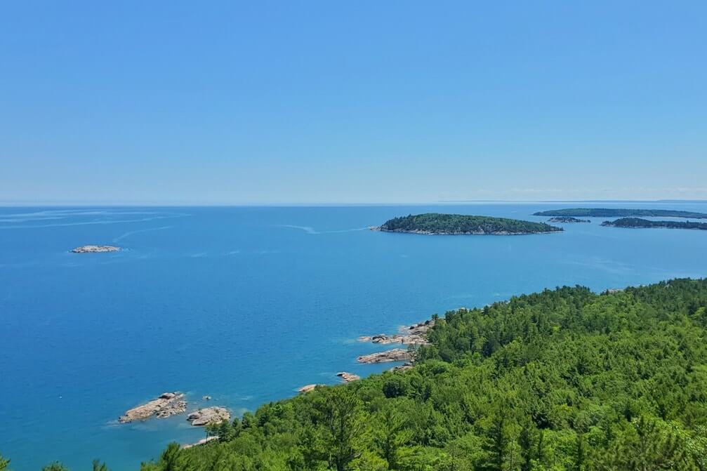 Munising to Marquette drive, things to do: Sugarloaf mountain hike hiking trail. Lake Superior circle tour, UP road trip. Michigan travel blog