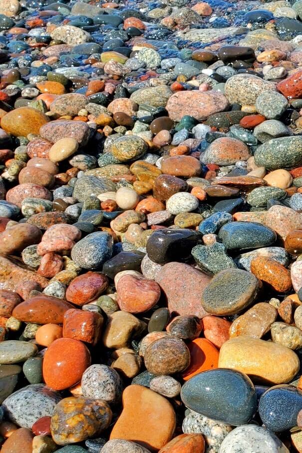 Sable Falls beach to look for agate stones in Pictured Rocks. Best Lake Superior beaches in Upper Peninsula. UP Michigan travel blog