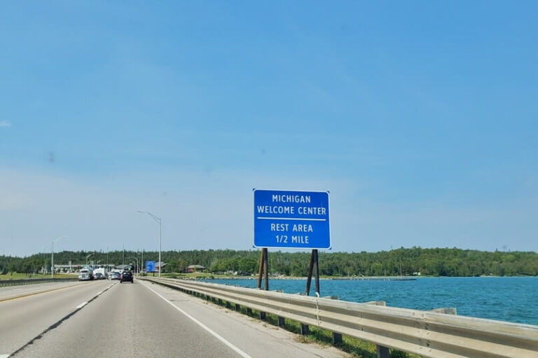 Up Loop Michigan 9 prettiest places to visit in the Upper Peninsula of Michigan! Circle ...