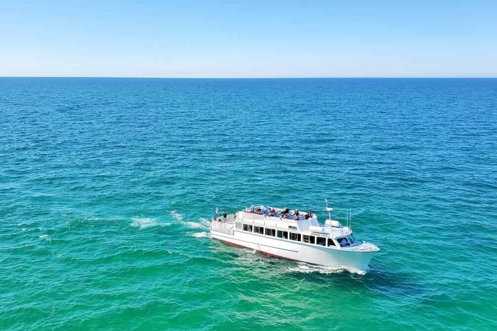 Best places to visit in the UP upper peninsula Michigan: Pictured Rocks National Lakeshore boat tour. Michigan travel blog