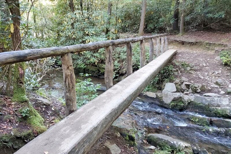 Abrams Falls hiking trail: Best Cades Cove hike in Smoky Mountains. log bridge river crossing, great scenic views in Tennessee TN. Smokies travel blog