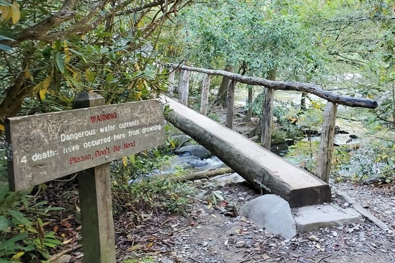 Abrams Falls hiking trail: Best Cades Cove hike in Smoky Mountains. safety tips for waterfall hikes. log bridge river crossing, great scenic views in Tennessee TN. Smokies travel blog
