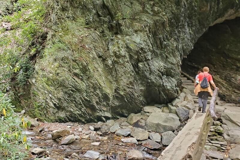 Hike to Arch Rock Tennessee TN. best hikes in smoky mountains. smokies travel blog