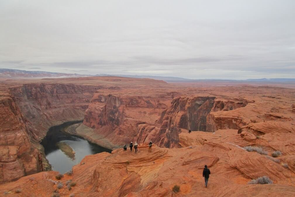 Arizona Utah road trip itinerary with Southwest US national parks. Winter in Glen Canyon National recreation area park: horseshoe bend trail AZ. United States travel blog